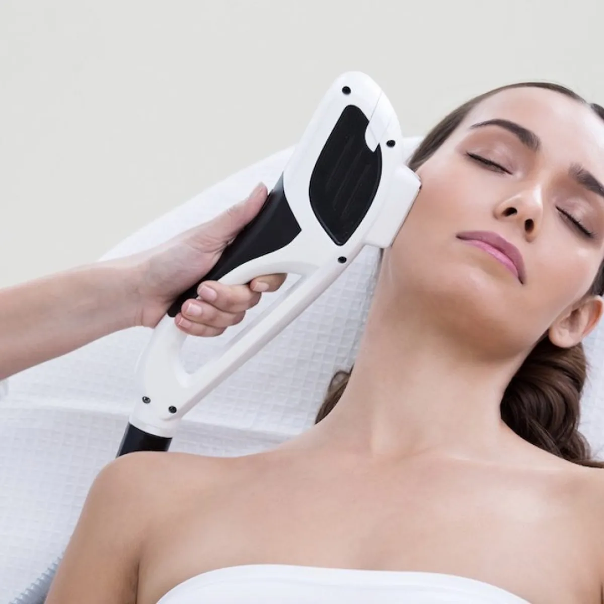 Traitement IPL lumière pulsée pour le rajeunissement du visage